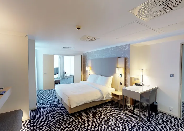 Radisson Blu Waterfront Hotel, Jersey מלון 4*